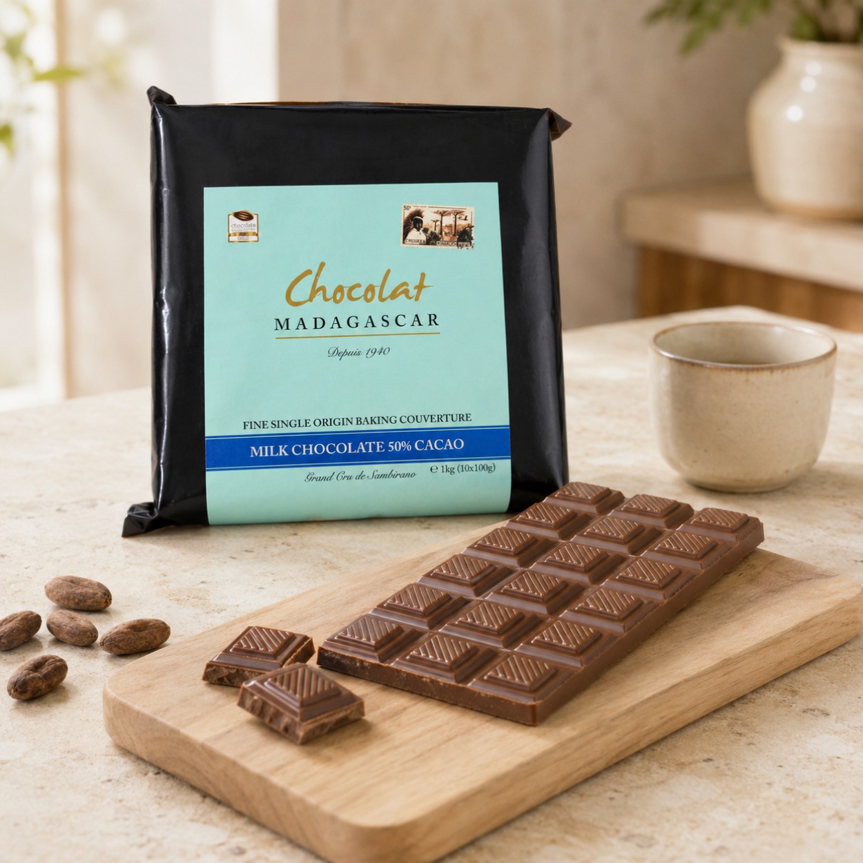 Mléčná 50% čokoláda Chocolat Madagascar na kuchyňském pozadí
